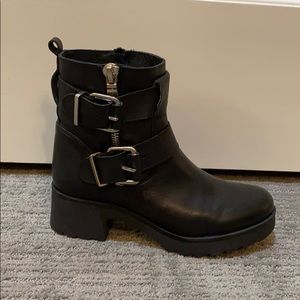 Adorable black booties. Perfect for fall/winter 💞